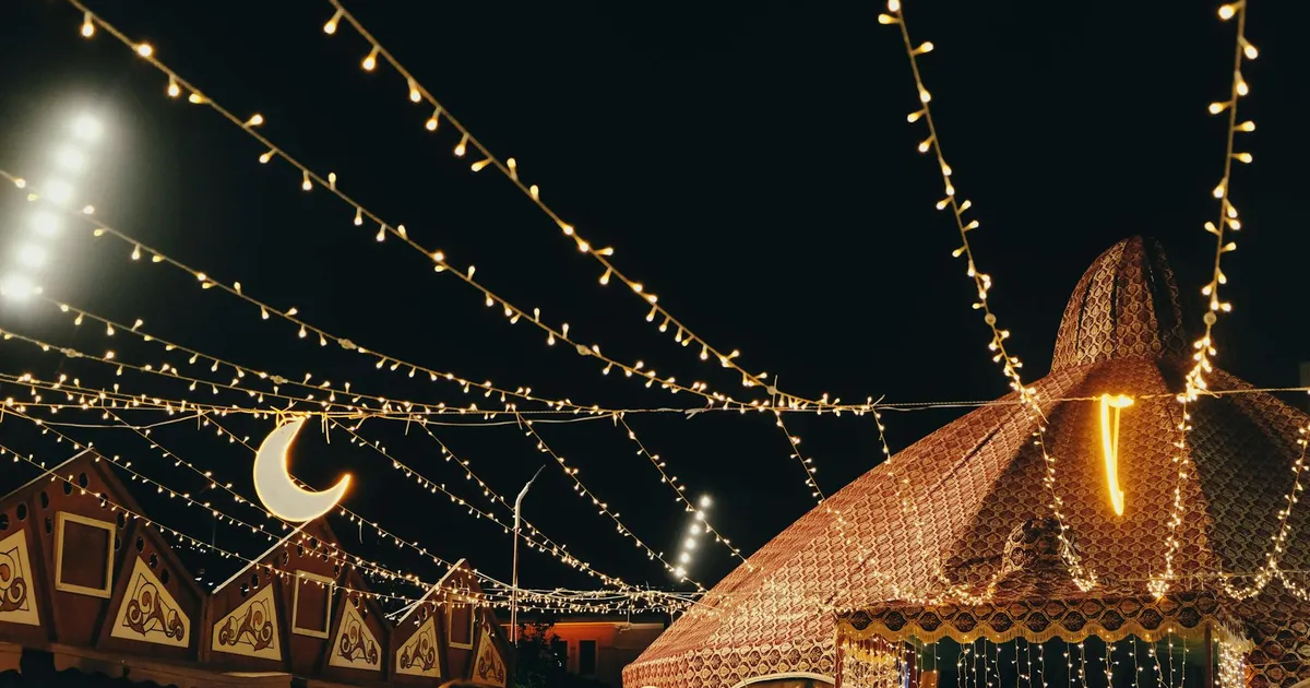 Outdoor food festival vendor maintaining proper food safety and temperature control at their booth